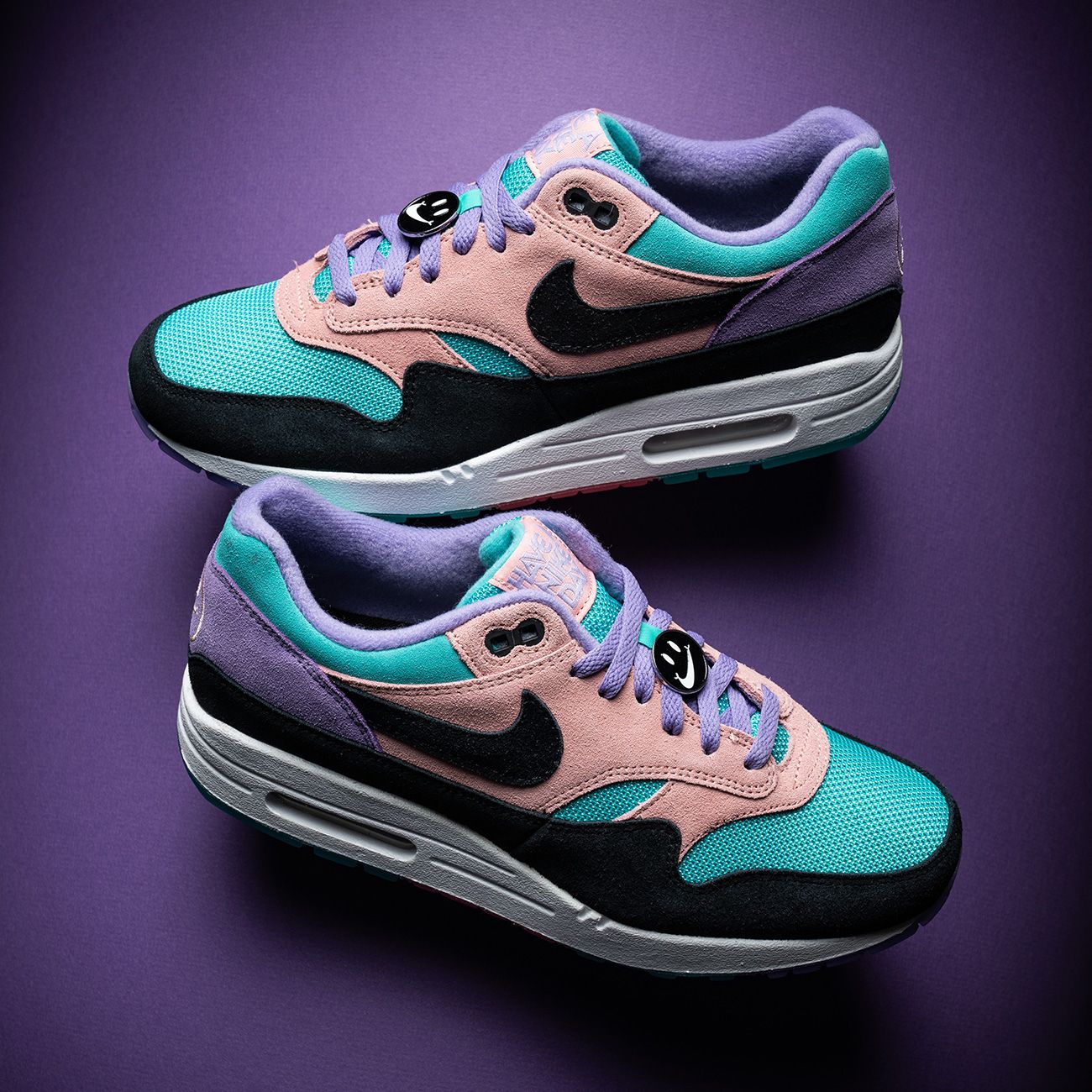 En la mayoría de los casos cera Trastorno Stadium Goods on Twitter: "Reason to smile. The new Nike Air Max 1 “Have a  Nike Day” takes a playful slogan from Nike's early era and turns it into a  colorful version