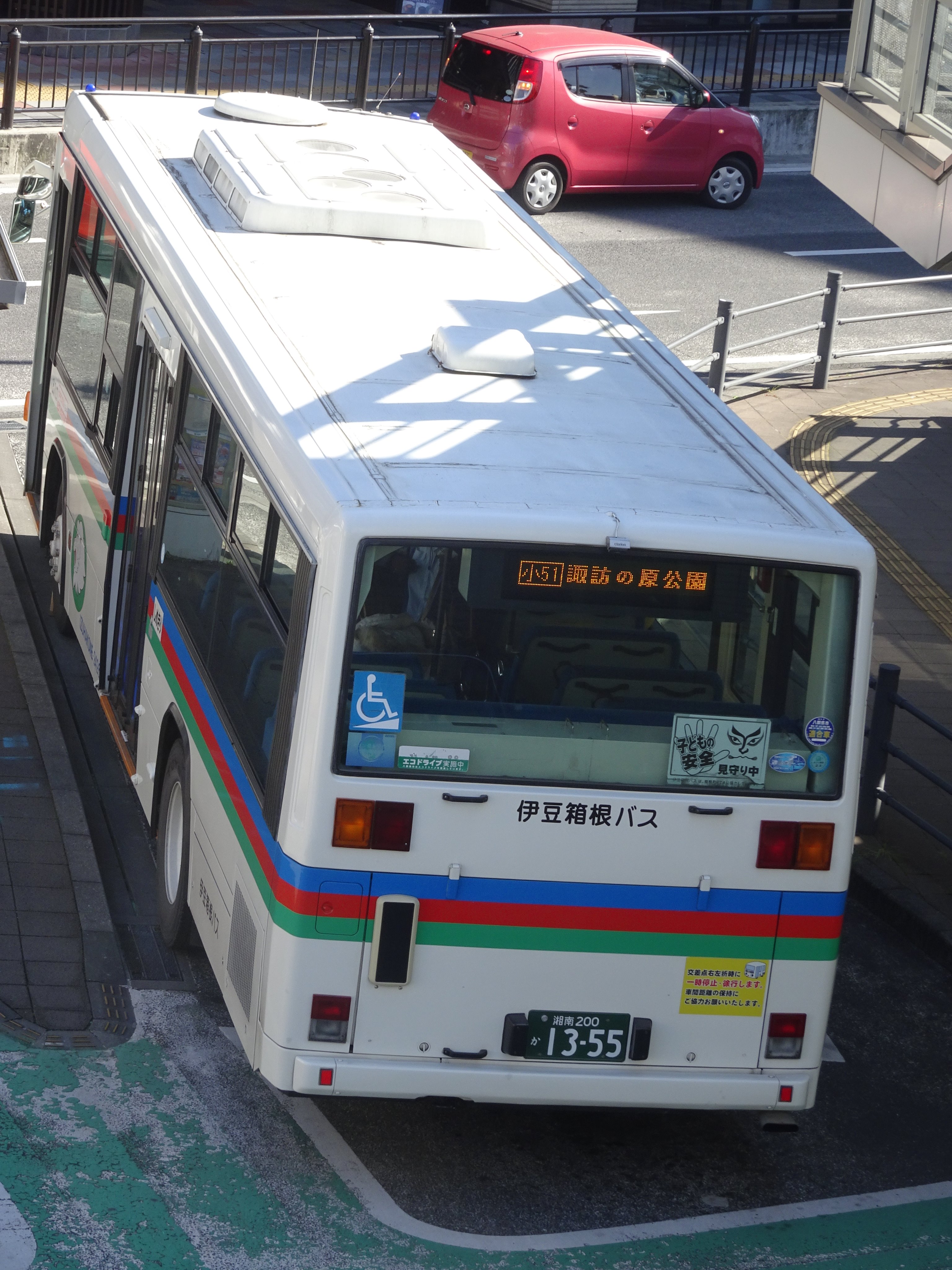 伊達サクット 伊豆箱根バス 小51系統 船原経由 小田原駅 県立諏訪の原公園 小田原フラワーガーデン 公園方面 次がすぐ終点の為か時刻表が付いていない なぜかプレートの バスのりば の文字が白いテープで バスの に修正されている 裏表両方