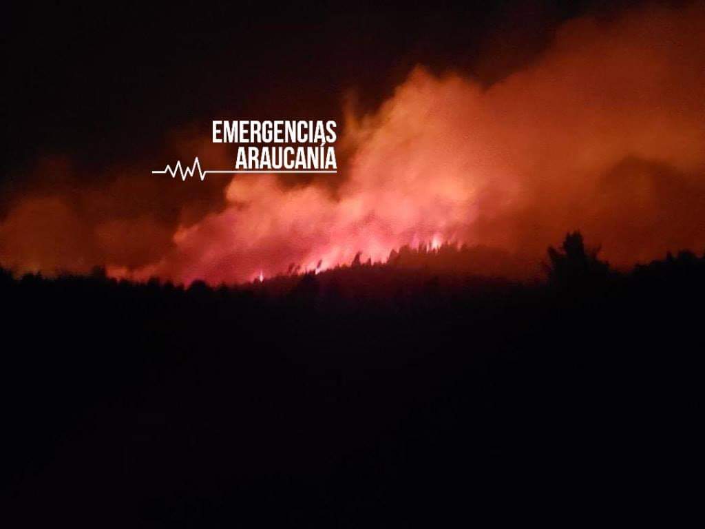 fica498's tweet photo. #LAUTARO,  incendio Forestal que se registra a esta hora camino calle del Medio. https://t.co/At3aBseR2E