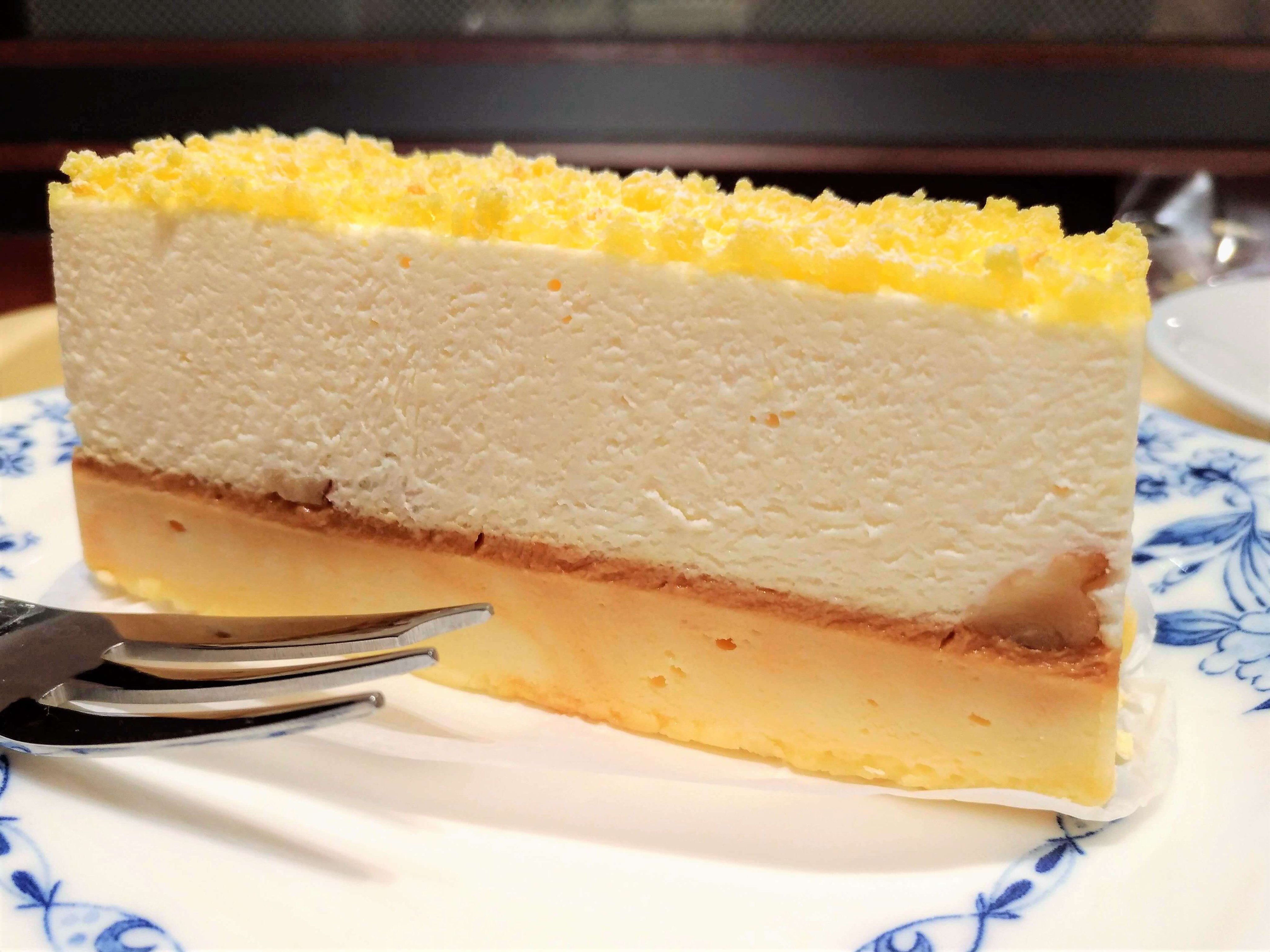 かなざわ チーズケーキ 大手カフェチェーン ドトールのチーズケーキ その名も 2層のチーズケーキ Double Layer Cheesecake です レアチーズケーキとベイクドチーズケーキを同時に楽しめるという非常に欲張りで贅沢さ 味の食感も愉快な
