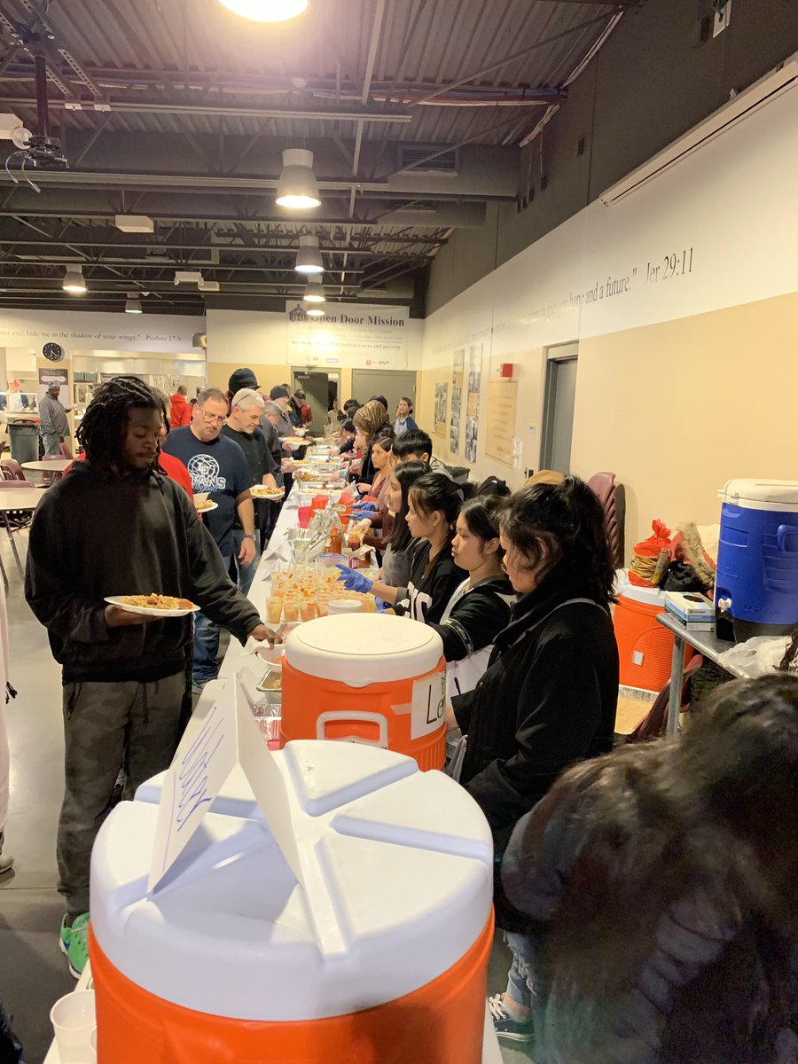 realjuancangas's tweet photo. Proud of this these THRIVERS today. They did good by being good to others less fortunate than themselves.#CultureNight #feedthehomeless #thriveclub #serviceproject #givingback #OPSProud @shpackerspride    @OPSNorthwest https://t.co/fVQIp4mDZl