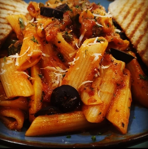 urgeforfood's tweet photo. Penne pasta in red sauce with grilled bread π#Sundaymotivation
.
.
.
#pastalover #pastamaniac #pasta #patnadiaries #biharfoodie #foodiesofinstagram #foodlover #italianfood #italianpasta #hungrysoul #foodphotography #patnadiaries #grilledbread https://t.co/ZSxQVBu1Ni