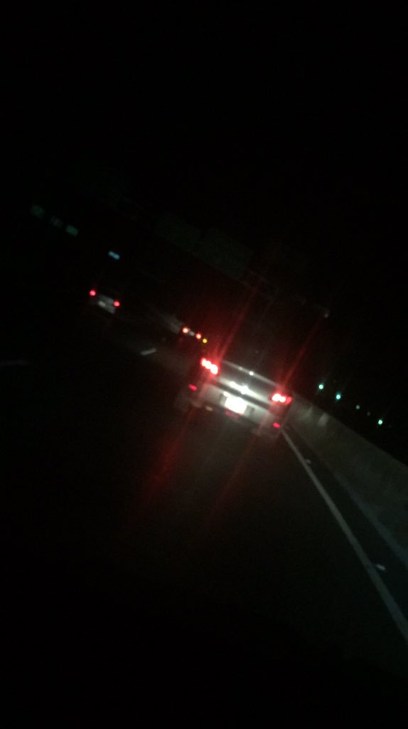 Emmevansg's tweet photo. #SinLuz 12:17 am Seguimos sin Luz en Caracas, en la autopista uno de los únicos lugares con señal para poder comunicarnos. Las pagarán caro miserables! #MaduroCoñoDeTuMadre https://t.co/luRedDF9CY