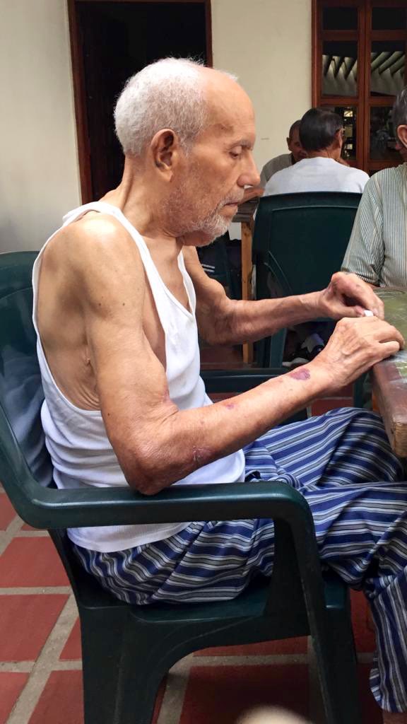 VictorJBarboza's tweet photo. Mi tío de Duilio Inciarte de 86 años murió de una baja de tensión a las 10PM, se podía salvar pero no había un centro de salud con luz para poder atenderlo. 

Mi situación se repite en cientos y cientos de hogares venezolanos. Es inhumano. 

Maldito, @NicolasMaduro. ¡Lárgate! https://t.co/bAQbtPLTU3