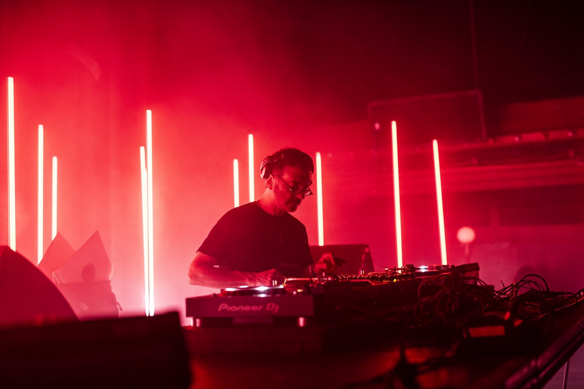MUTEK_ES's tweet photo. Viajar no le gusta mucho, así que había que aprovechar. ¡3 horazas de psicodelia techno con Donato Dozzy para clausurar un X aniversario para el recuerdo. ¡GRACIAS! #MUTEKESX
📸: Oriol Reverter https://t.co/uRnkiWXJt8