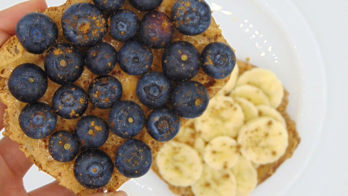 Idea de desayuno saludabe: #Tostadas con mantequilla de cacahuete y #fruta. RECETA: tastydetails.com/tostadas-con-m…
