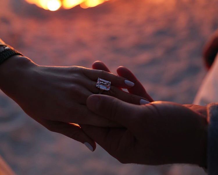 IntrusosOf's tweet photo. ¡@JLo y #AlexRodiguez se casan! 😍❤️
Con esta bella imagen confirmaron su compromiso a través de sus redes sociales ❤️
¿Qué tal el hermoso anillo? 😍 https://t.co/jOnVcppD7y