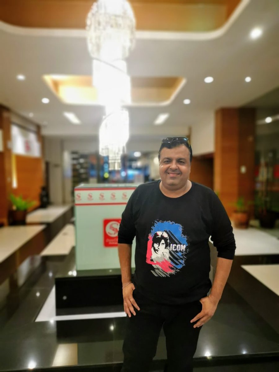 sureshjumani's tweet photo. I am #feeling #Proud to Be wearing Today the #ICON #sweatshirt #Designed by @earth2angel  ji #dedicated to @SrBachchan ji.
#50YearsofAnICON #50YearsOfAmitabhBachchan
#Marketed by @mxsworld #MXSWorld . #ABEFTeam @zafarkeymaker @PravsAhuja19 @pratik0310 @ArthVaishnav @mansi_lukka https://t.co/qWBpZPQVmd