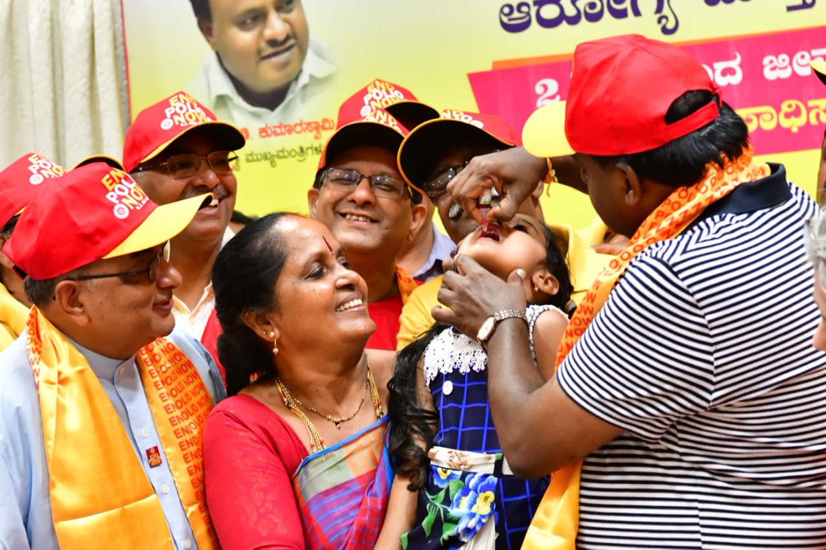CMofKarnataka's tweet photo. ಮುಖ್ಯಮಂತ್ರಿ ಹೆಚ್.ಡಿ.ಕುಮಾರಸ್ವಾಮಿ ಅವರು ಇಂದು ಗೃಹ ಕಚೇರಿ ಕೃಷ್ಣಾದಲ್ಲಿ ಮಕ್ಕಳಿಗೆ  ಪೋಲಿಯೋ ಲಸಿಕೆ ಹಾಕುವ ಮೂಲಕ ಪಲ್ಸ್ ಪೋಲಿಯೋ ರೌಂಡ್ ಗೆ ಚಾಲನೆ ನೀಡಿದರು.

ಆರೋಗ್ಯ ಇಲಾಖೆ ಪ್ರಧಾನ ಕಾರ್ಯದರ್ಶಿ ಜಾವೇದ್ ಅಖ್ತರ್,  ಕಾರ್ಯದರ್ಶಿ ಪಂಕಜ್ ಕುಮಾರ್ ಪಾಂಡೆ ಮತ್ತಿತರರು ಈ ಸಂದರ್ಭದಲ್ಲಿ ಉಪಸ್ಥಿತರಿದ್ದರು. https://t.co/jnnWsxCkWJ
