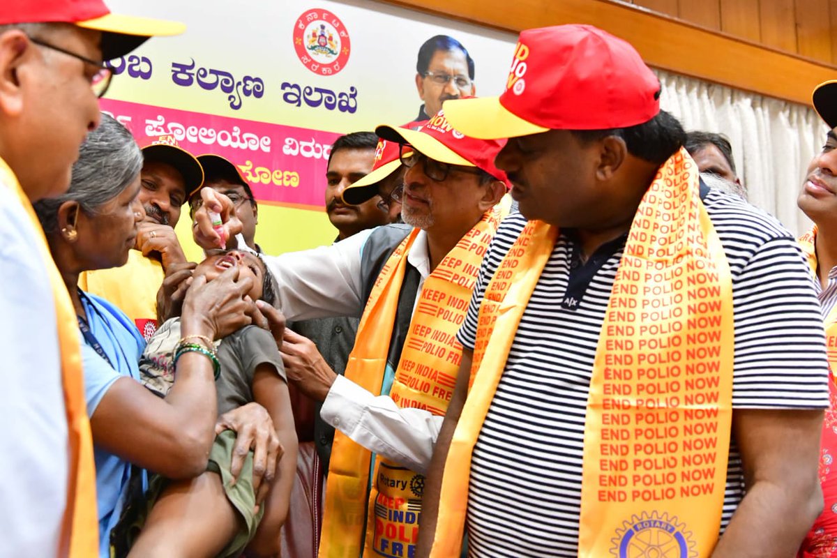 CMofKarnataka's tweet photo. ಮುಖ್ಯಮಂತ್ರಿ ಹೆಚ್.ಡಿ.ಕುಮಾರಸ್ವಾಮಿ ಅವರು ಇಂದು ಗೃಹ ಕಚೇರಿ ಕೃಷ್ಣಾದಲ್ಲಿ ಮಕ್ಕಳಿಗೆ  ಪೋಲಿಯೋ ಲಸಿಕೆ ಹಾಕುವ ಮೂಲಕ ಪಲ್ಸ್ ಪೋಲಿಯೋ ರೌಂಡ್ ಗೆ ಚಾಲನೆ ನೀಡಿದರು.

ಆರೋಗ್ಯ ಇಲಾಖೆ ಪ್ರಧಾನ ಕಾರ್ಯದರ್ಶಿ ಜಾವೇದ್ ಅಖ್ತರ್,  ಕಾರ್ಯದರ್ಶಿ ಪಂಕಜ್ ಕುಮಾರ್ ಪಾಂಡೆ ಮತ್ತಿತರರು ಈ ಸಂದರ್ಭದಲ್ಲಿ ಉಪಸ್ಥಿತರಿದ್ದರು. https://t.co/jnnWsxCkWJ