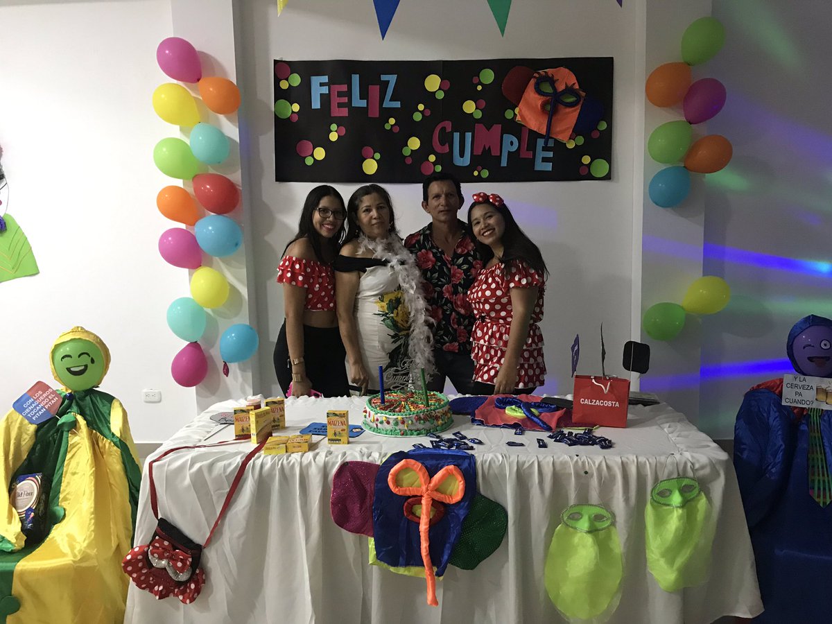 RosaIGutz's tweet photo. Cumplía mami y obvio había que celebrar... nos inventamos un #PostCarnaval o #CarnavalParteII https://t.co/DtUtOOMAHl