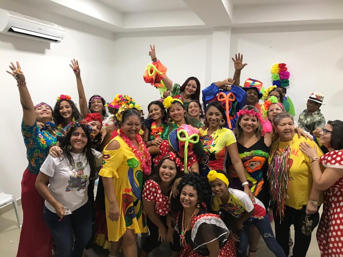 RosaIGutz's tweet photo. Cumplía mami y obvio había que celebrar... nos inventamos un #PostCarnaval o #CarnavalParteII https://t.co/DtUtOOMAHl
