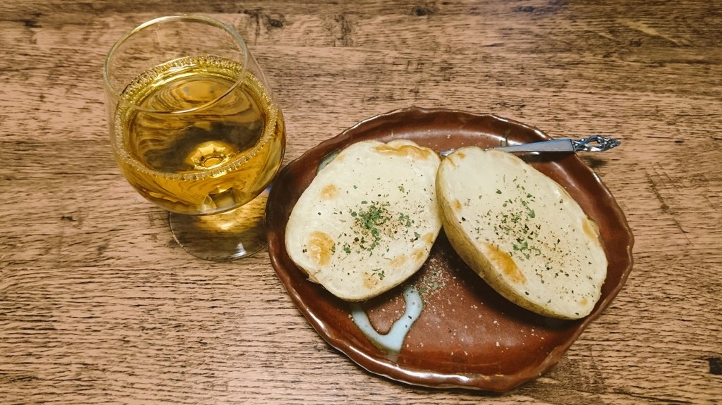 ぐも スカイリムやってると無性に食べたくなるベイクドポテトを今日も焼いたぞいー これとハチミツ酒のセットだけでもリアルスカイリムを体感出来るのお手軽だわー