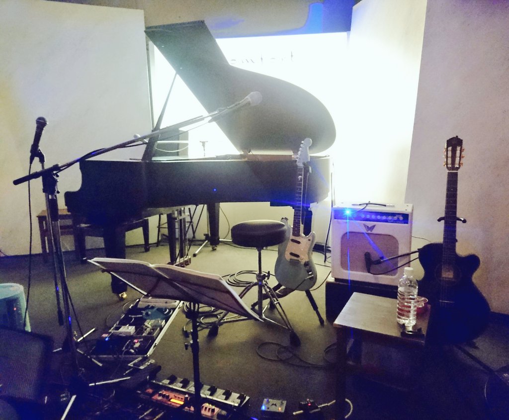 sashibird's tweet photo. 森広隆さんの弾き語りワンマンライブ。お誕生日当日に開催してくださるってだけでもファンにとってはたまらないスペシャルナイト。
ピアノで仮唄を披露してくださった新曲の和音は角砂糖が溶けるように甘露で、インストバージョンも収録していただきたいと思ってしまいました。
#森広隆
#mellowtones https://t.co/hWF5hwTR4Y