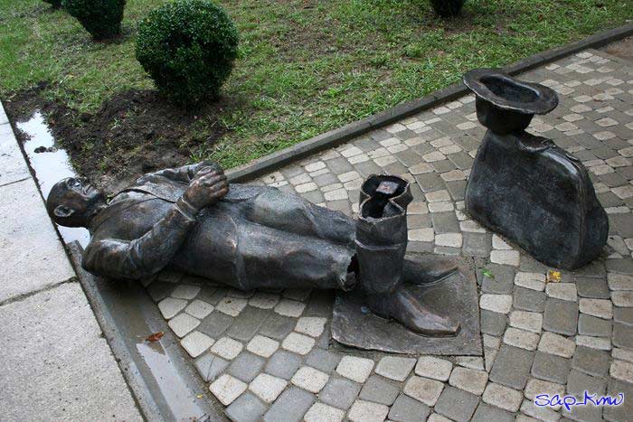 Памятники культуры разрушаются. Памятники которые находятся в опасности. Памятник алеше. Памятники которые находятся в опасности. Памятник дамской сумочке в пьемонте.