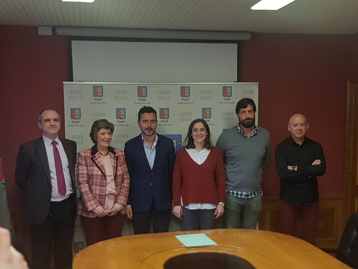 Ayalde_'s tweet photo. Con motivo del #8M #diadelamujer el alcalde de Loiu @josuandoni presentó el #CrossFemenino que tendrá lugar en junio para fomentar el papel de las mujeres en el deporte. Con el estuvieron los directores y alumnos 6º E.P. de los colegios del municipio.
#ayalde
#munabe
#somosCOAS https://t.co/71yY31p8nD