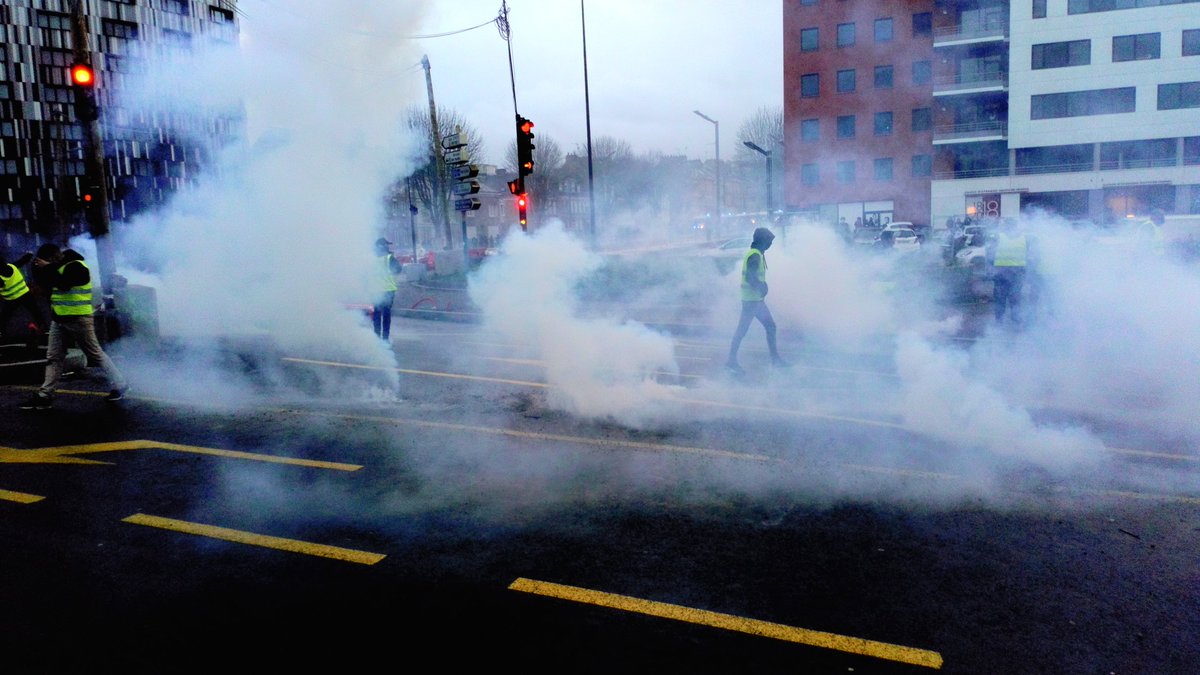 CMaisse's tweet photo. #giletjaune #acteVI à #amiens
@EmmanuelMacron ne veut pas qu'il y ait de manifestants. Donc 26 gardes-à-vue de samedi 22 décembre ! Et surtout on empêche les cortèges d'aller en centre-ville ! https://t.co/zoloEx5l05