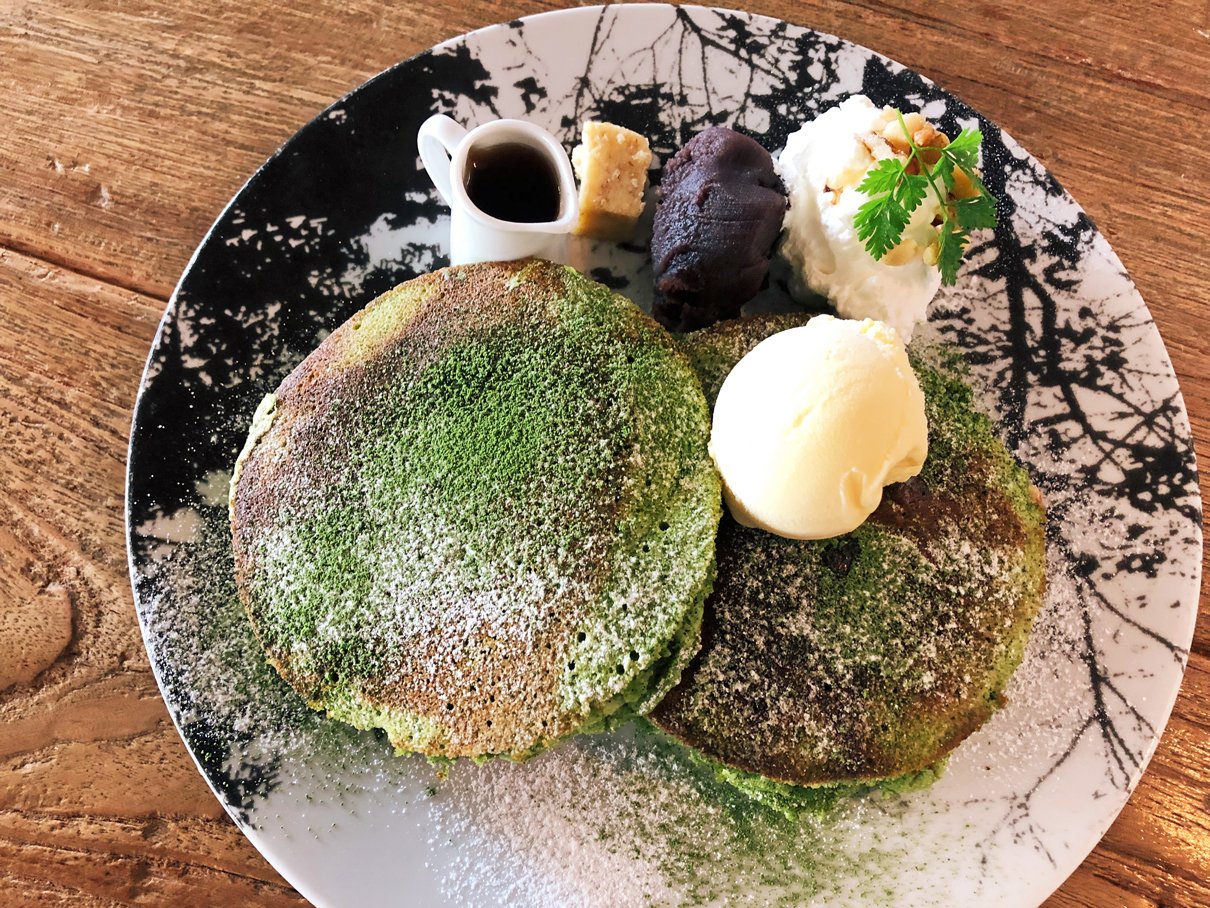 むにぐるめ 東海 いちしな 三重 伊勢市駅から車で5分 伊勢茶のパンケーキを食べられるお店 注文後に焼き上げる パンケーキは表面サクサク 中はふわふわしっとり 伊勢茶のほろ苦い風味と香りがほのかに広がるお茶好き必見の逸品 添えてある