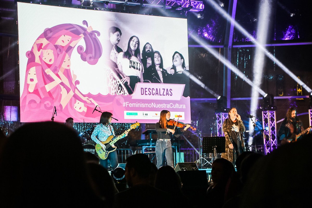 cultura_EXT's tweet photo. 🎶🎵🎶 Resumen en imágenes de lo vivido ayer en Mérida. 

El concierto bajo el lema #FeminismoNuestraCultura 🌊✊🏻💜 presentado por @OAyuso y compuesto por las voces de @BelyBasarte, @ChloeBirdMusic , @_Descalzas y @MariPepiLuciBom quienes reivindicaron los derechos de la mujer https://t.co/GQeKqSriIV