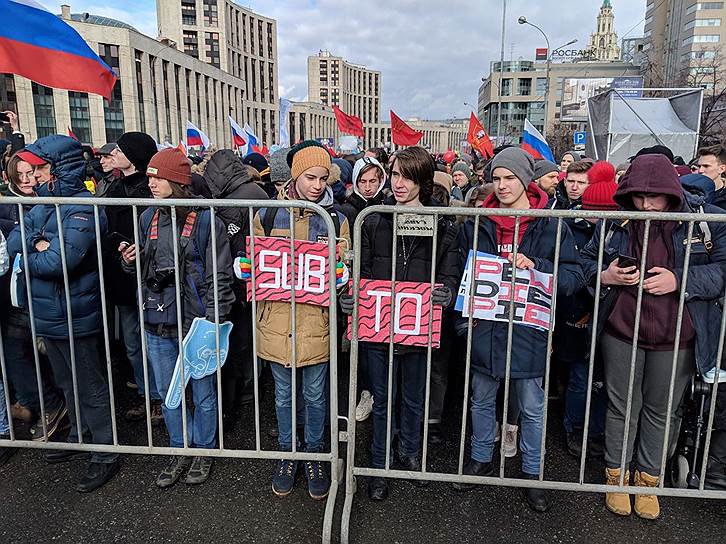ramin4ig's tweet photo. Ahaha @pewdiepie this is at the protest rally in Moscow today https://t.co/shYmNdxegB