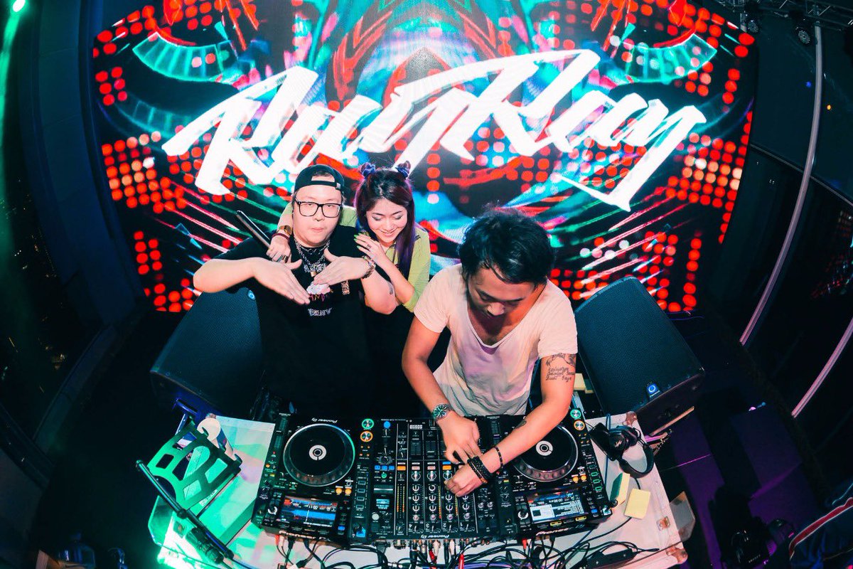 DJRayRay_Taiwan's tweet photo. SO IN LOVE W/ THIS PIC WHEN YOUR FAMS @Mightyfools Andy @Sihk66 AND STEVE AND ROGER HOP ON DECKS W/ YOU AT DEEP BLUE @wiredmusicweek MUCH SPONGES 🧽
📸 by @vinodii
#djrayray #theLOOP #supermodifiedagency #wiredmusicweek2019 #kualalumpur #deepbluekl https://t.co/1P8arPvDvO