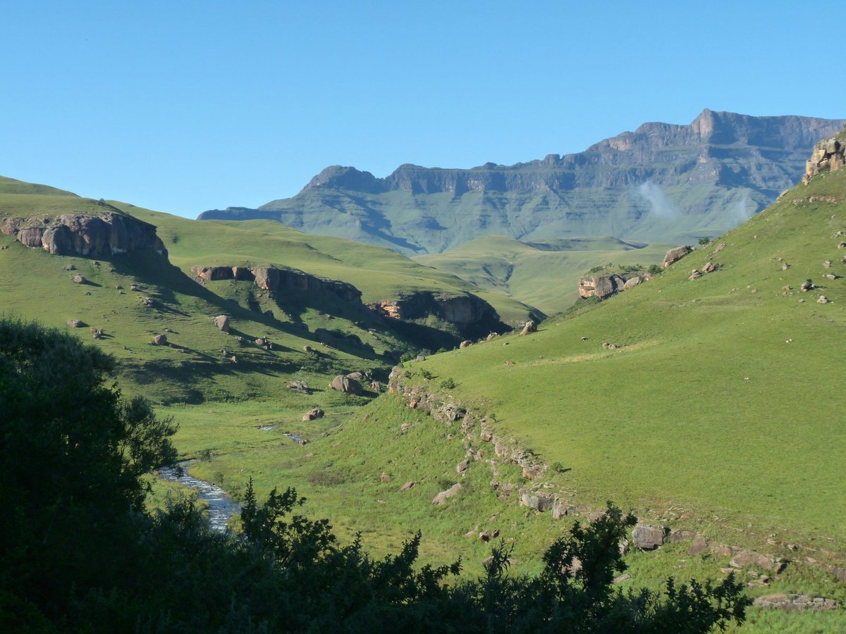 patrick_baud's tweet photo. Dans la liste des paysages qu'on imaginerait pas être là où ils sont, les montagnes du Drakensberg se placent assez haut. Europe du nord? Non, Afrique du sud. https://t.co/1BHRS9KDC8