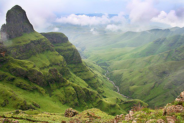 patrick_baud's tweet photo. Dans la liste des paysages qu'on imaginerait pas être là où ils sont, les montagnes du Drakensberg se placent assez haut. Europe du nord? Non, Afrique du sud. https://t.co/1BHRS9KDC8