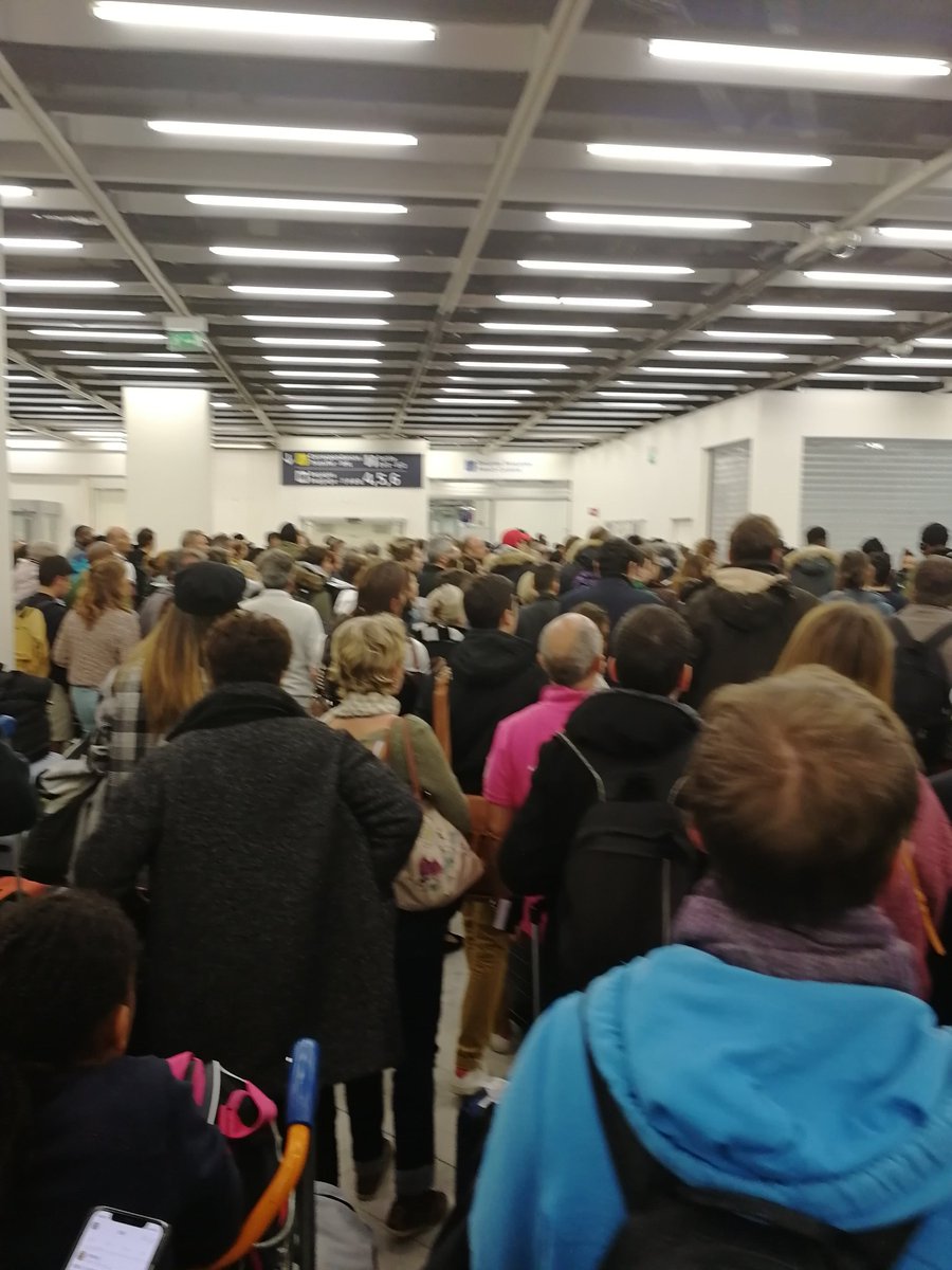 Neil_I's tweet image. #grevedouanes #welcometofrance
French customs on strike