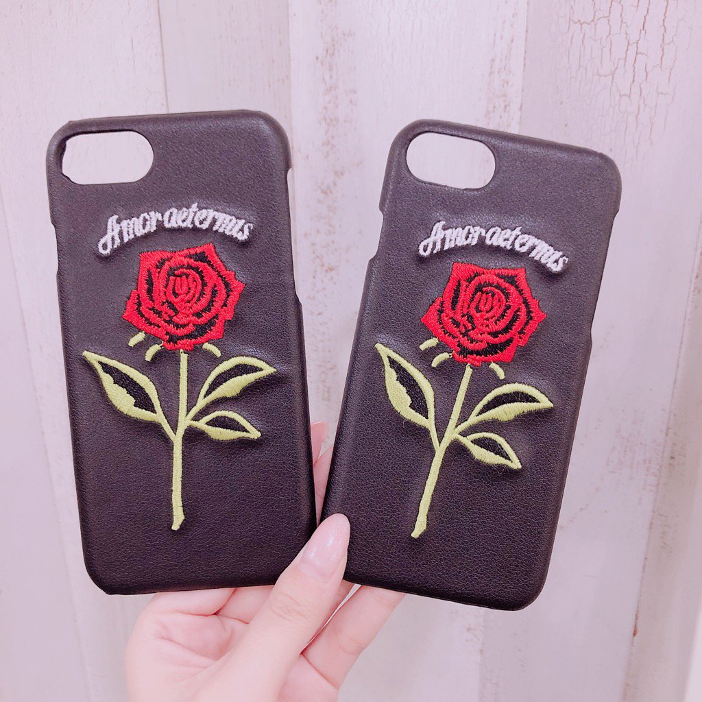 390ssbs2's tweet photo. 【商品紹介】
大人気で完売していたiPhoneケースのご紹介です🖤

バラの刺繍が入っているデザインで
とってもオシャレですよ🌹✨

対応機種はiPhone6/6ｓ/7/8となっております😎

もちろん全品３９０円＋税です🙌

#欲しいと思ったらRT https://t.co/ruFyav73RC