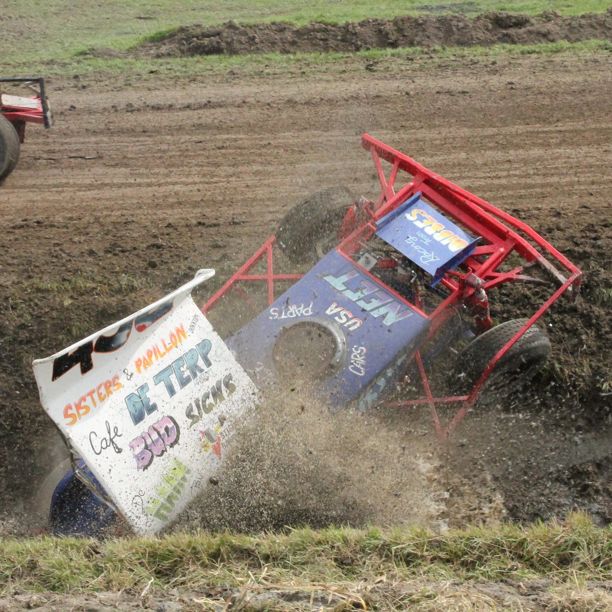 RaRaRacing's tweet photo. Moments before disaster ...
More #racingphotos on our website https://t.co/gKVxg7xPST and and #racevideos on our #Youtube channel #RaRaRacing
#autocross #crashing #stockcar #f1 #stockcarf1 #dirtmodified #race #racecar #racing #autosport #sprintcar #dirttrack #speedway #hallum https://t.co/rD4Ixn5XW5