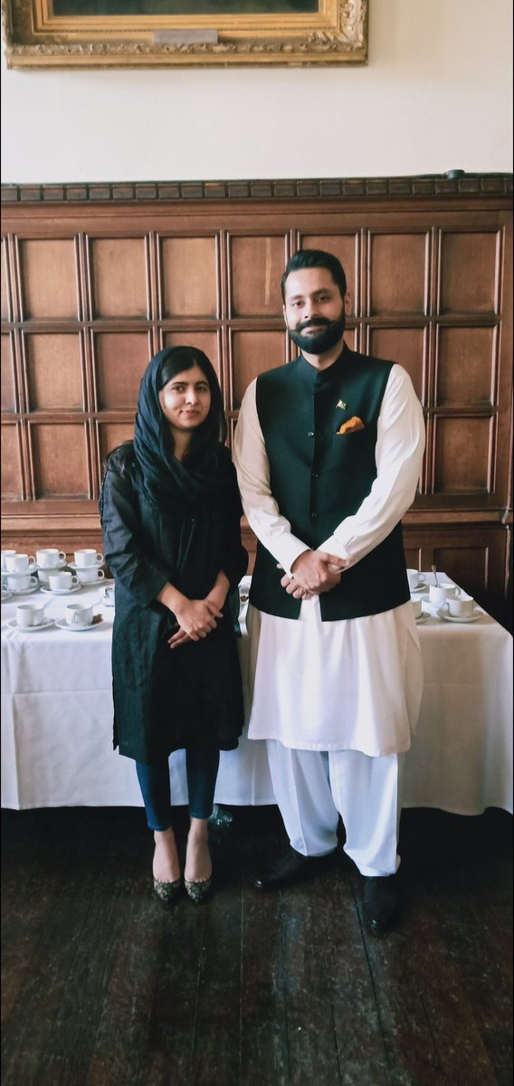 MJibranNasir's tweet photo. Had a great experience interacting with the academic community at Oxford talking abt Democracy and Activism. Thank u @oupaksoc for being wonderful hosts. It was a pleasure to meet @Malala and discuss the need to promote regional languages. Was struck by her warmth and hospitality https://t.co/iwK90Pqgmd