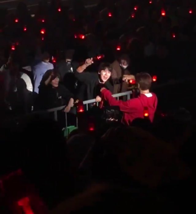 UknowPics's tweet photo. Kyuhyun, Minho and Xiumin -- the TVXQ fanboys 😂😂 https://t.co/M43kZxbkXG