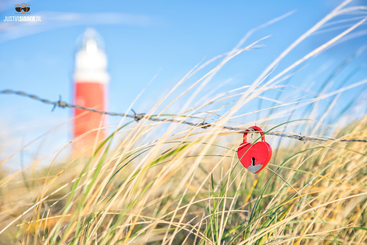 Justin_Sinner's tweet photo. Vanaf #Texel wens ik jullie een hele fijne zondag! Wie zou dit #hartje  ooit hebben opgehangen? Is het de #liefde voor Texel, een eerste ontmoeting of een heel gelukkig stel... maakt niet uit...soms moet je er  je eigen #fantasie op los laten. 
https://t.co/LodzfWcx1l https://t.co/dbU9FAP2Ad