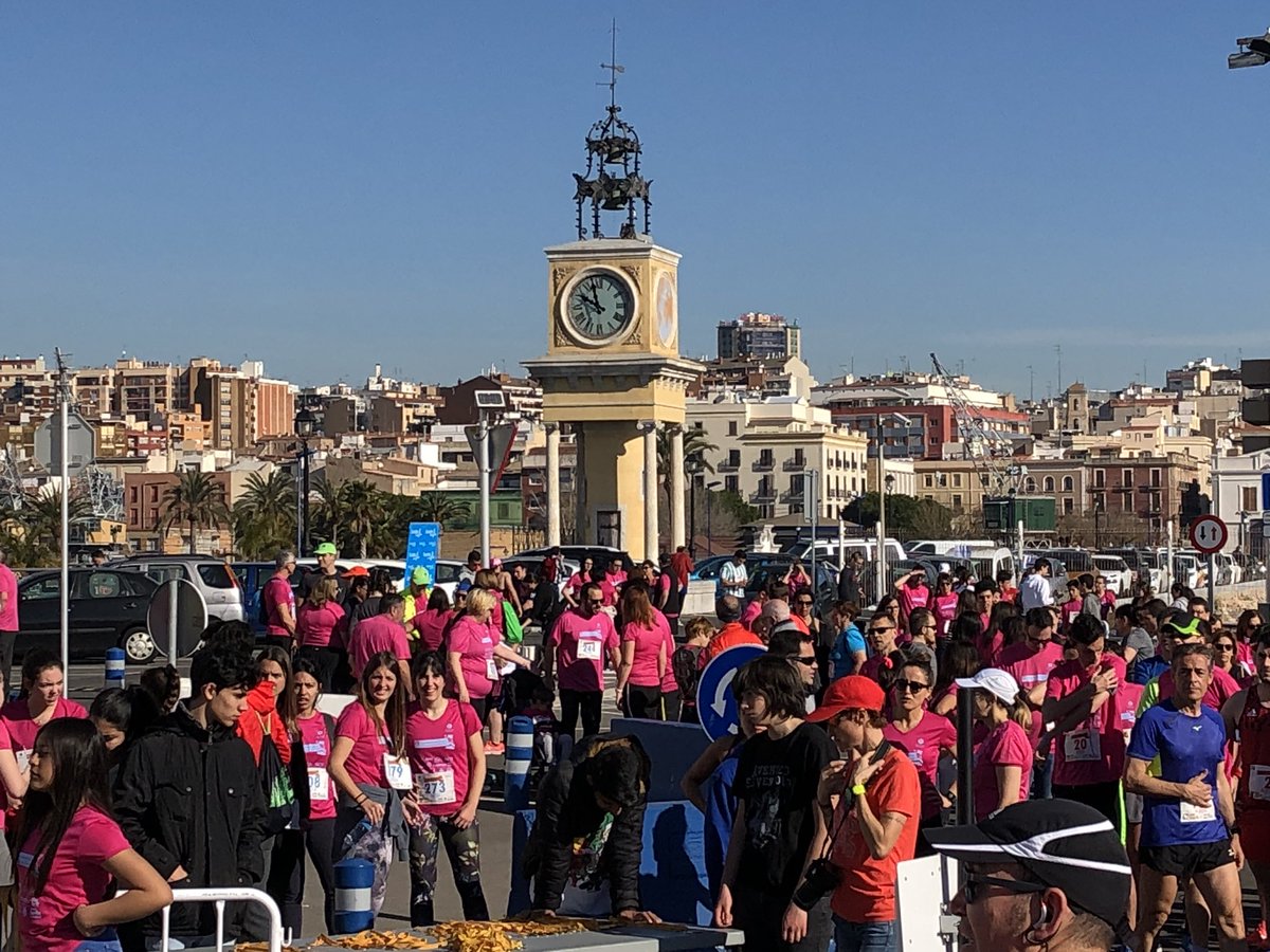 dominiquesTGN's tweet image. Han començat les curses 🏃🏽‍♂️🏃‍♀️i la caminada solidària Memorial Àngel Cerón al @PortdeTarragona amb un matí 🌝esplèndid al costat del mar. Magnífica participació de famílies i alumnes de l’escola i la ciutadania de #Tarragona en general #emocionatiaprèn #escolasolidària