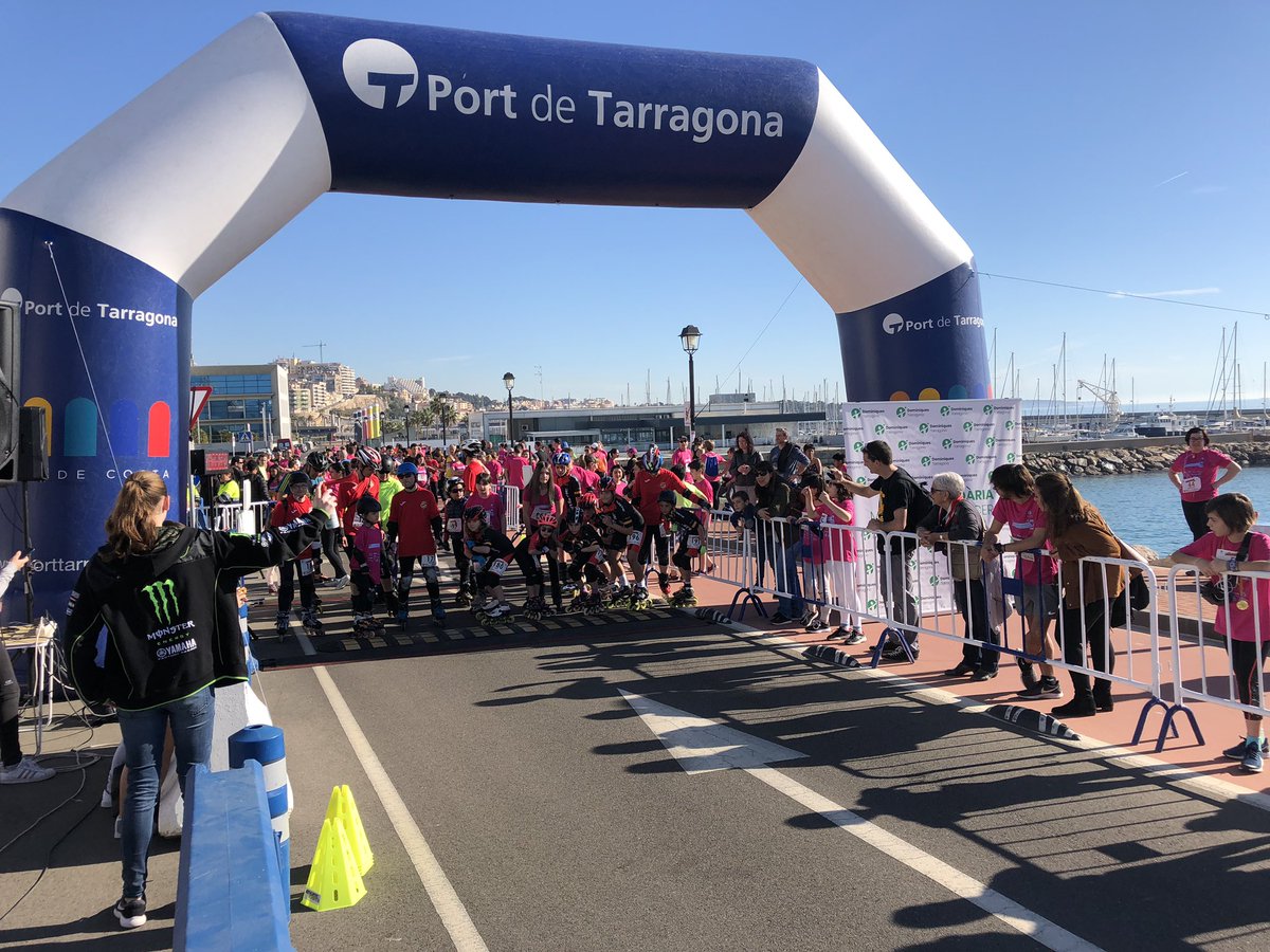 dominiquesTGN's tweet image. Han començat les curses 🏃🏽‍♂️🏃‍♀️i la caminada solidària Memorial Àngel Cerón al @PortdeTarragona amb un matí 🌝esplèndid al costat del mar. Magnífica participació de famílies i alumnes de l’escola i la ciutadania de #Tarragona en general #emocionatiaprèn #escolasolidària