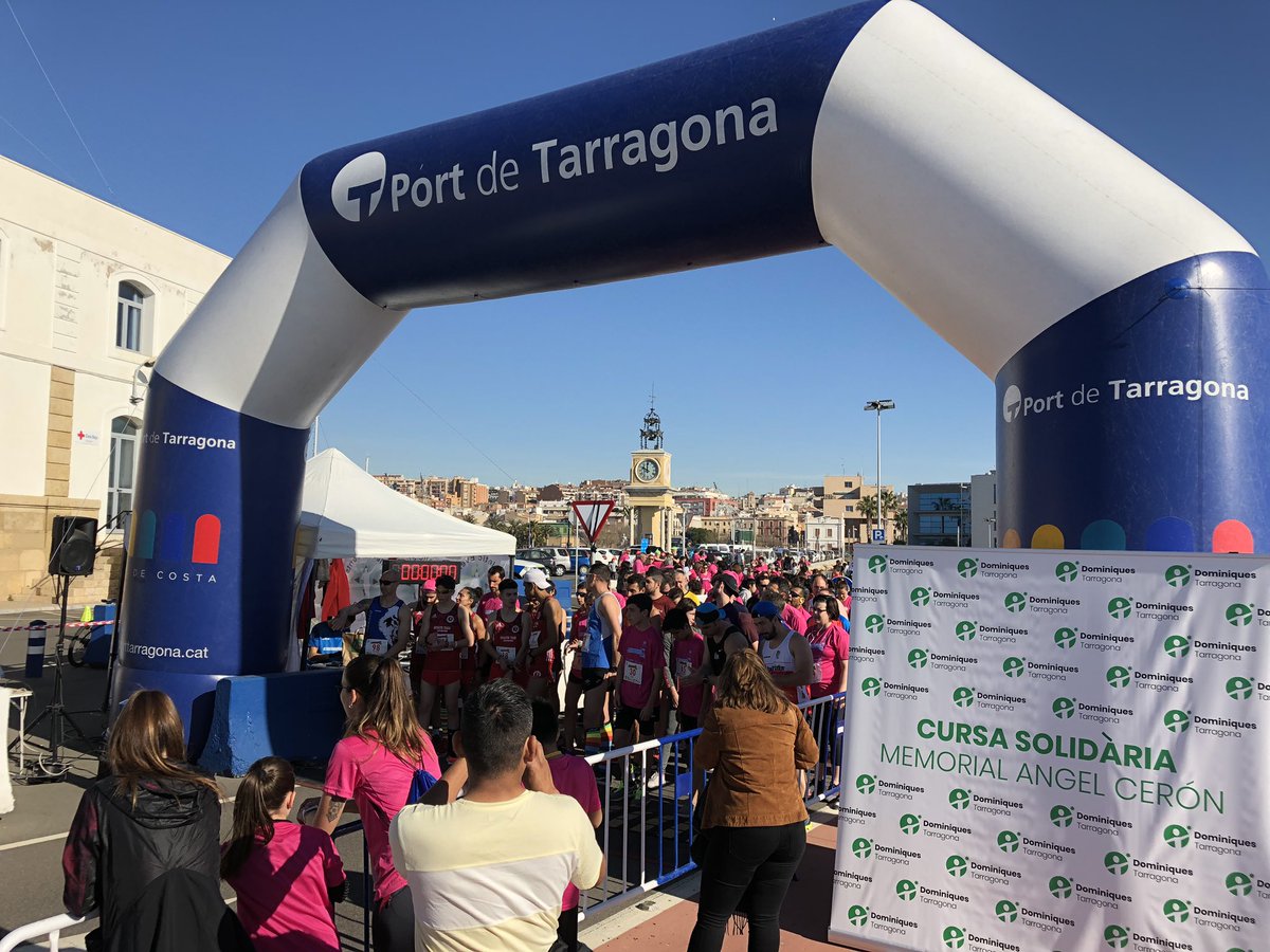dominiquesTGN's tweet image. Han començat les curses 🏃🏽‍♂️🏃‍♀️i la caminada solidària Memorial Àngel Cerón al @PortdeTarragona amb un matí 🌝esplèndid al costat del mar. Magnífica participació de famílies i alumnes de l’escola i la ciutadania de #Tarragona en general #emocionatiaprèn #escolasolidària