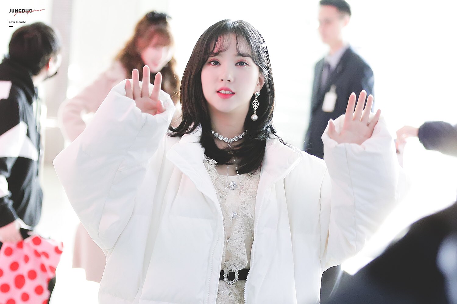 D1SVbYvV4AAIi98.jpg:large