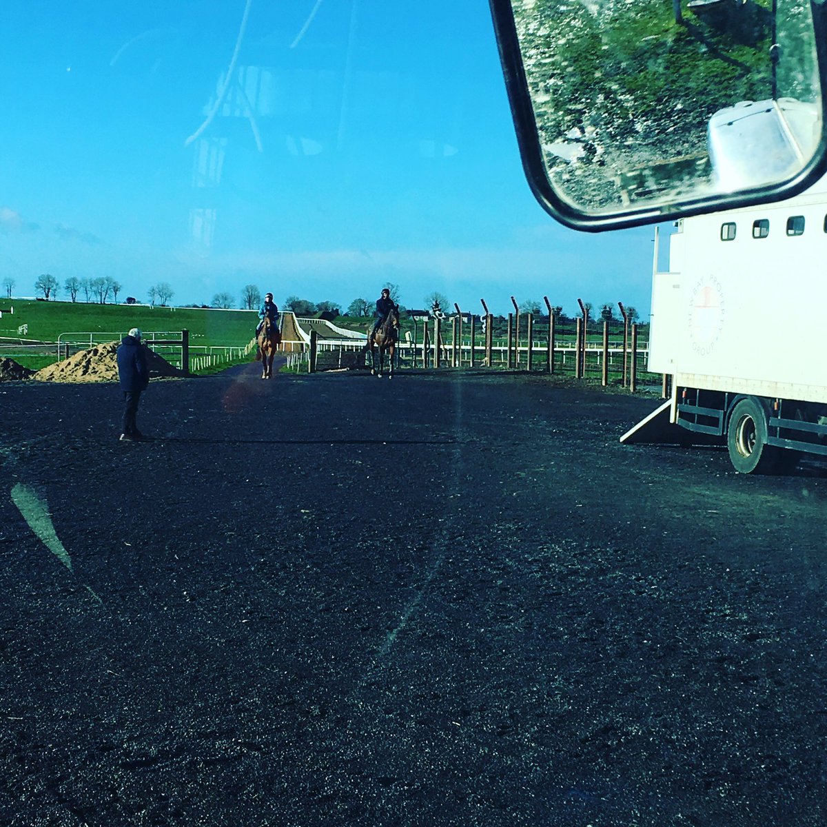 Not a bad morning. Cold, dry, blue sky and the suns out. Sand Gallop busy this morning then an afternoon of rugby 🏉 and football ⚽️ #MoiraGallops #SuperSunday