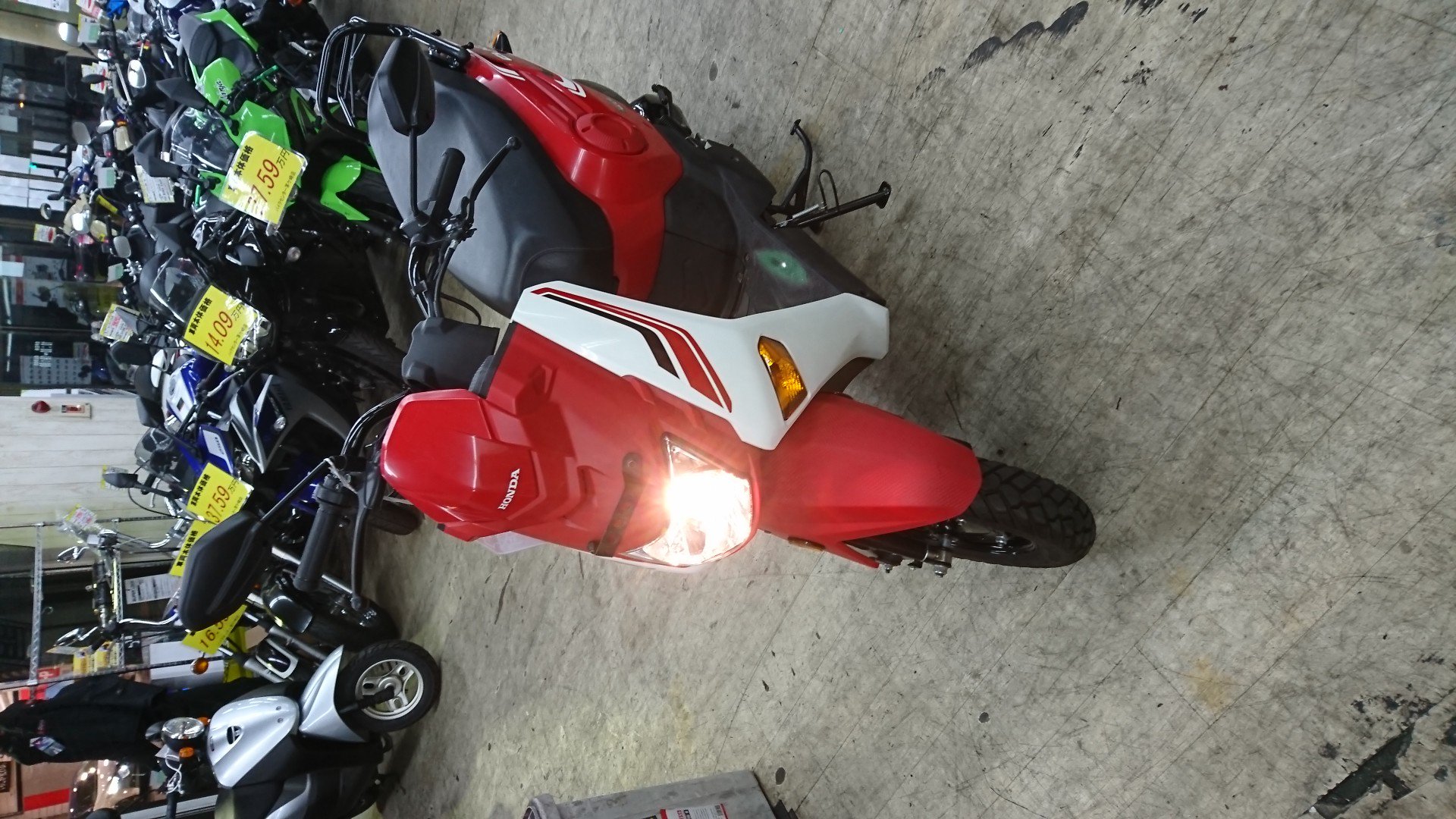 Twitter 上的 バイクセンター茅ヶ崎 突然ですがココでホンダのクリック１１０をご紹介いたします インドからの輸入バイクでｎａｖｉ110との兄弟車です 新車の原付二種では群を抜いて安いです Gt Lt 価格はなんと乗り出し価格 14 39万 ｷｬﾘｱ ｻｲﾄﾞｽﾀﾝﾄﾞ込み