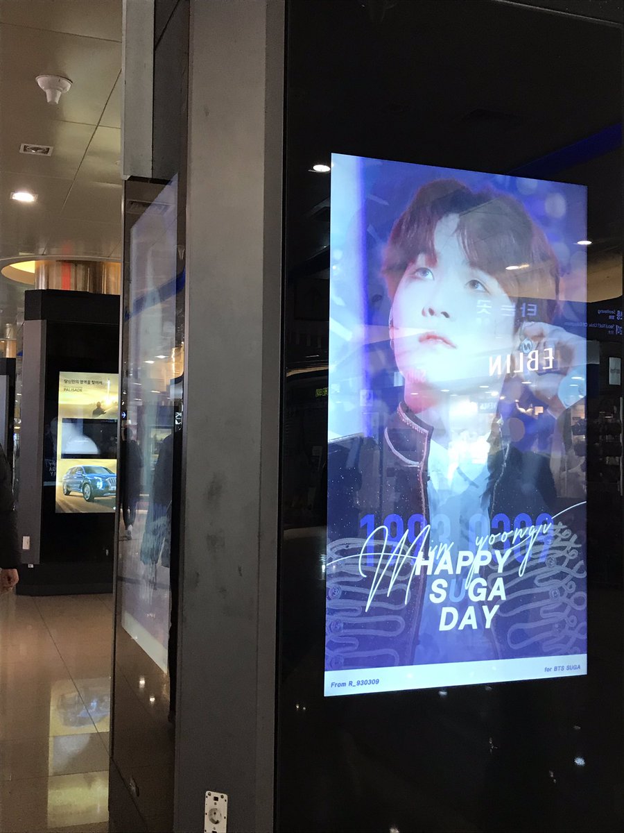 광고판 고장났나 윤기만 나온다 행복하다 ♪( ›◡‹ )