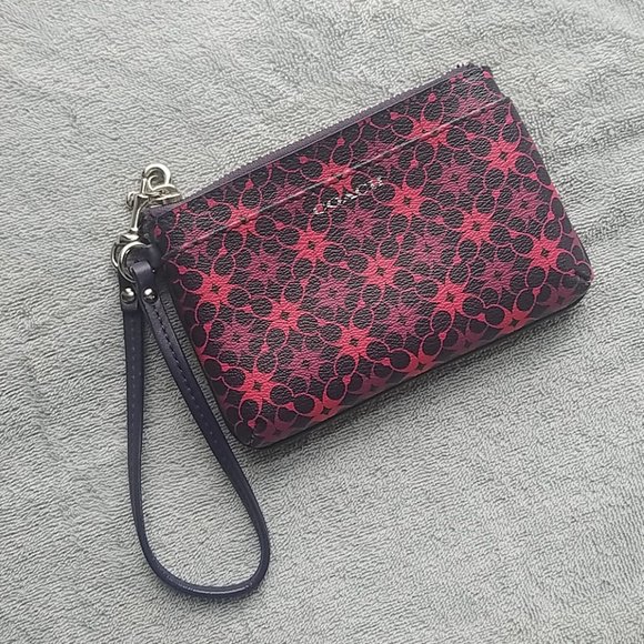 daniellediaz's tweet photo. So good I had to share! Check out all the items I'm loving on @Poshmarkapp #poshmark #fashion #style #shopmycloset #coach #mortonmyles #betseyjohnson: https://t.co/lGiPQnAKqU https://t.co/oApYHD4gTC