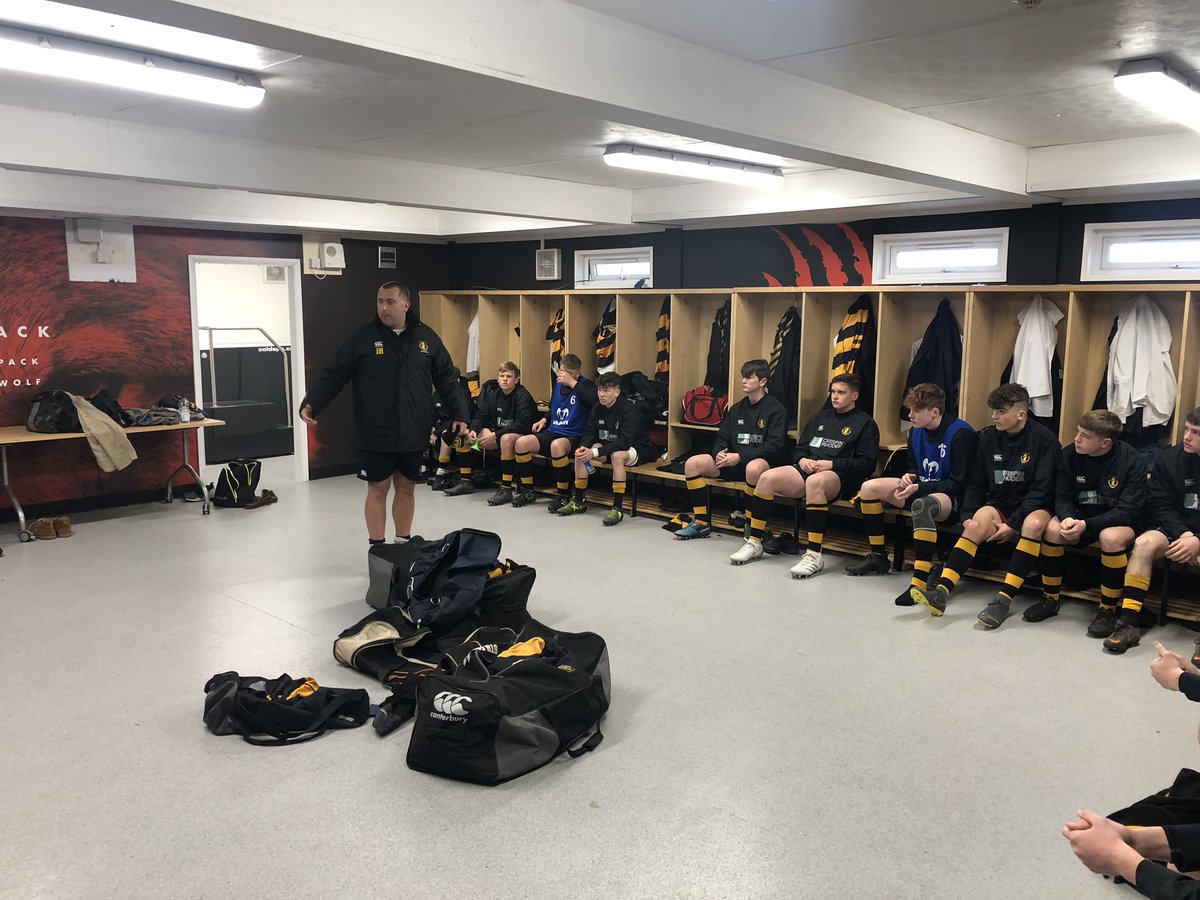 SamWhitPE's tweet image. Mr Hart giving final words of wisdom in team meeting before the boys go out to warm up. #AllianzPark #U15Vase #HomeChangingRoom