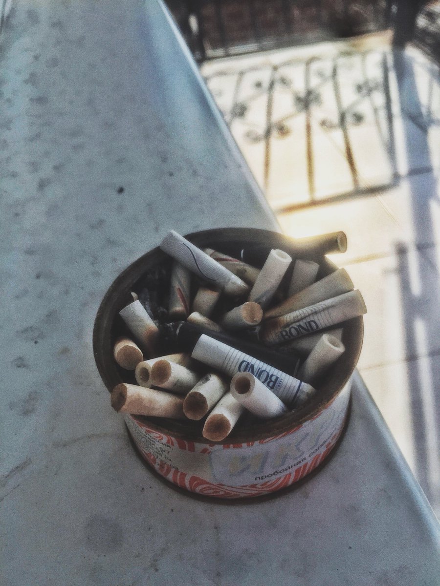 stirkanijnegob1's tweet image. Я так разленился, что лень вытрусить пепельницу - я увидел как умирают окурки.