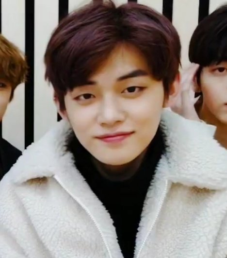 cyeoxjun's tweet photo. CAN HE STOP STARING AT ME LIKE THAT I FEEL ATTACKED https://t.co/VXIO1DBgNX