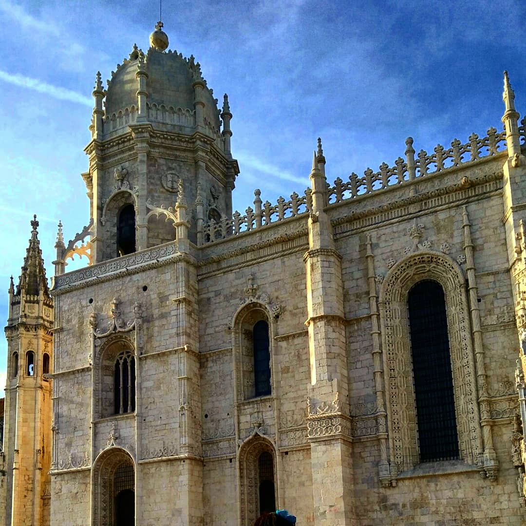 #evasion in #lisboa🇵🇹 #portugalovers #portugal #discovery #travelphotography #travels #monastery #garden #lisbonne #lisbon #sunnyday #sun #goodweather #solotraveler #femaletraveler  @ Mosteiro Dos Jerónimos, Lisboa