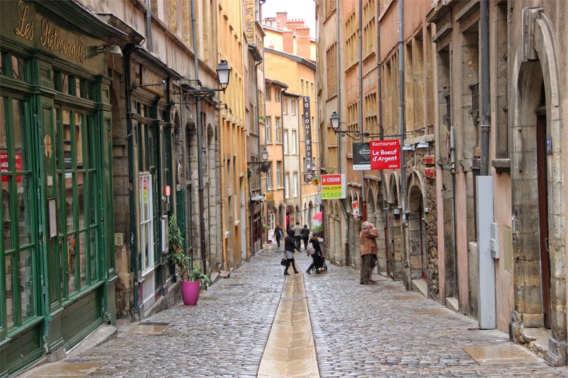 lifefrance's tweet photo. Daily #photooftheday from #France Sunday morning stroll in the old town of Lyon - truly lovely... Bon Dimanche 😍 https://t.co/nBmqqpEd5K