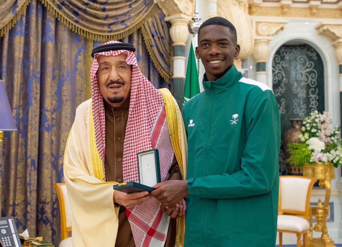 TeamSaudi's tweet photo. خادم الحرمين الشريفين الملك سلمان بن عبدالعزيز "حفظه الله" يمنح #وسام_الملك_عبدالعزيز من الدرجتين الأولى والثانية للاع��ي #المنتخبات_السعودية الحاصلين على ميداليات أولمبية بدورة الألعاب الأولمبية الثالثة للشباب التي أقيمت في الأرجنتين "بوينس آيريس2018”.. https://t.co/aUpGQ8B1gy
