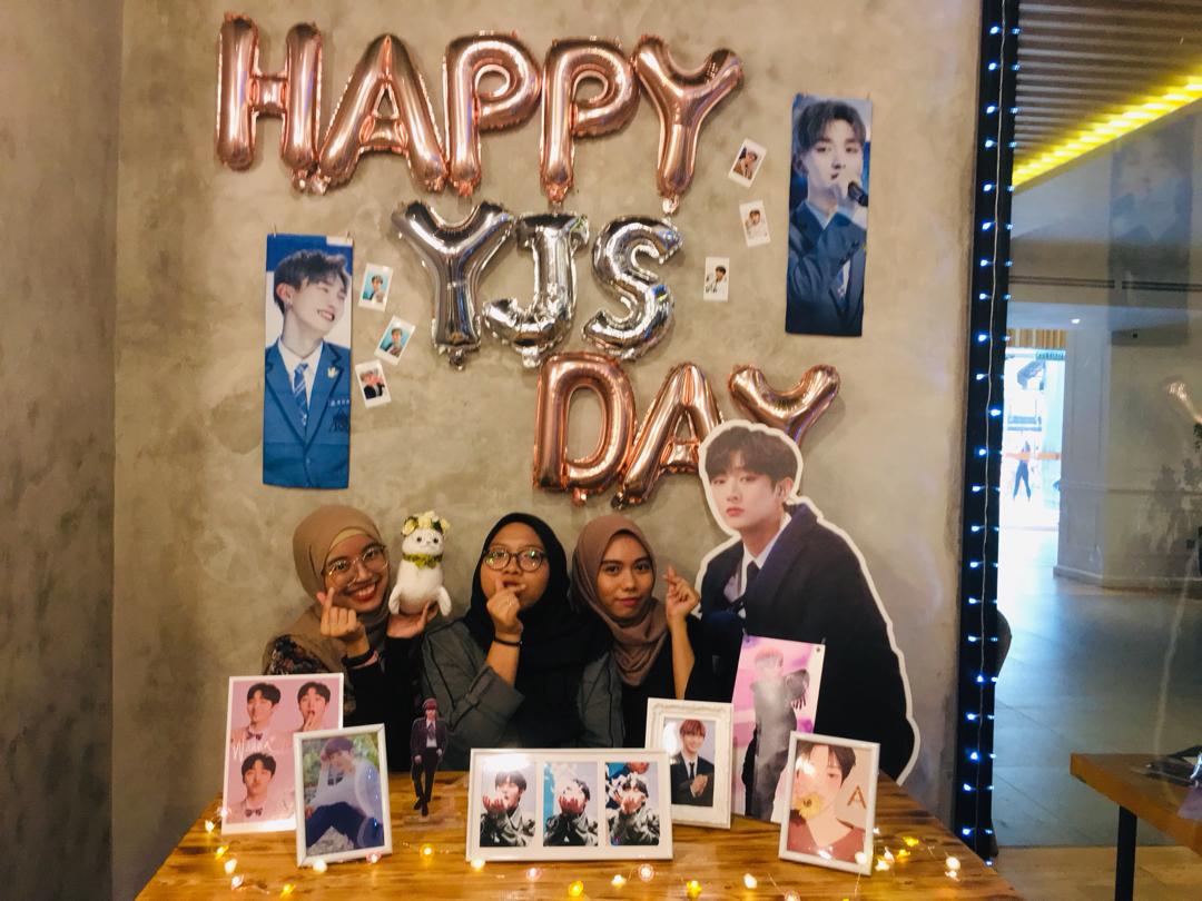 jyuhoonie's tweet photo. Next was going to @heartstring_91, the amount of freebies they gave us for buying one drink was so wow 😍 and the decorations were all so nice and pretty! #HeartString_91 Again thanks @softdniel and @eykayook_ ❤ https://t.co/pU8WroA5uH