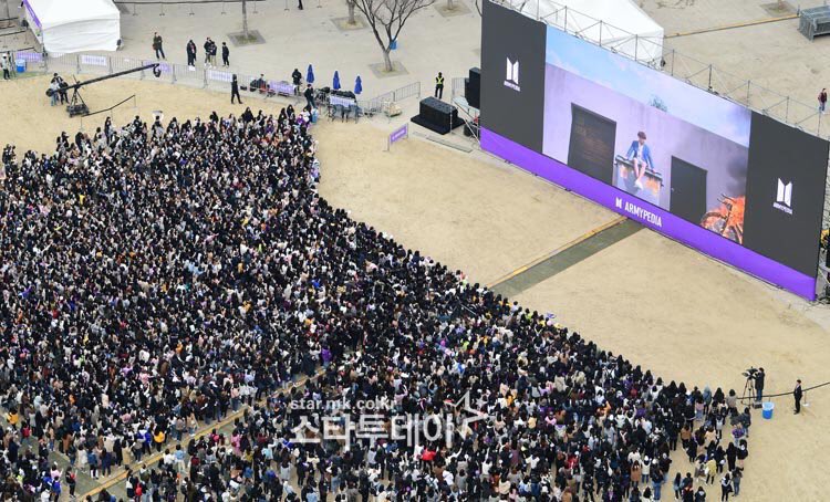 AnyaFI_01's tweet photo. It reminds me of something @BTS_twt @ARMYPEDIA 😅💜
#ARMYPEDIA #ARMY #BestFanARMY #BTSARMY #bts https://t.co/xcXth3XvAt