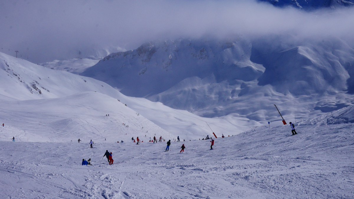 AlpineActionski's tweet photo. When you stay in #LaTania, you have immediate access to the massive ski area - #TheThreeValleys. It's only two lifts away from either Meribel or Courchevel 1850, with over 600km of marked pistes and almost 200 ski lifts serving a 110 square mile area.
#LoveLaTania https://t.co/W4YeUnVRbr